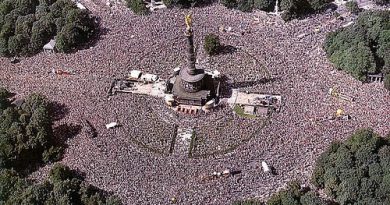 Tarihin tozlu raflarından bir festival Love Parade Tarihin tozlu raflarından bir festival Love Parade